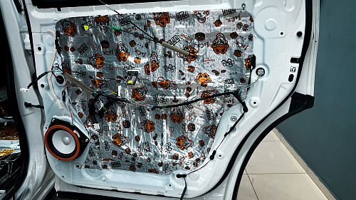 Оклейка технологических отверстий дверей виброизоляцией Тойота Секвоя